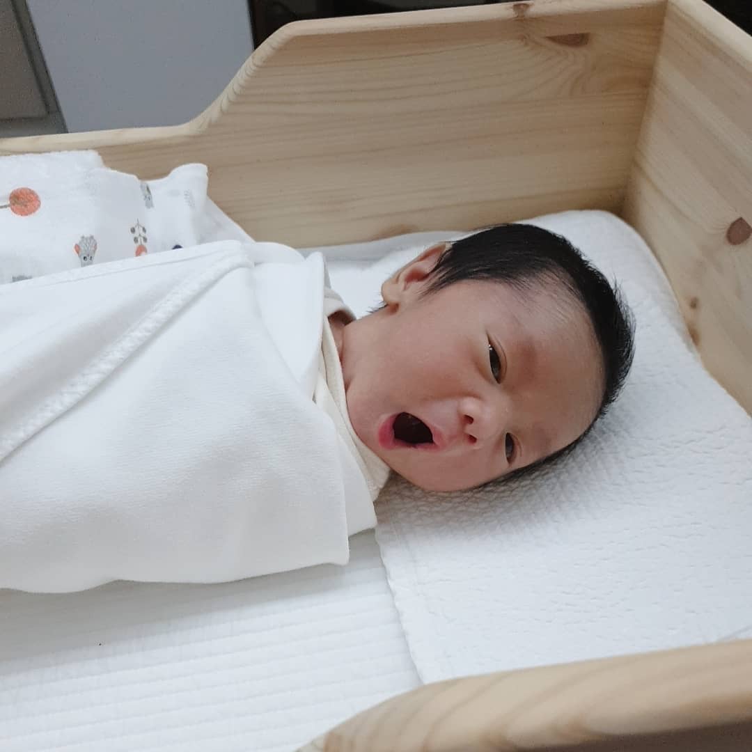 ㅤ

"Anak ganteng mama abis kenyang langsung nguap. Ketularan papanya ini mah ngantukan."

ㅤ