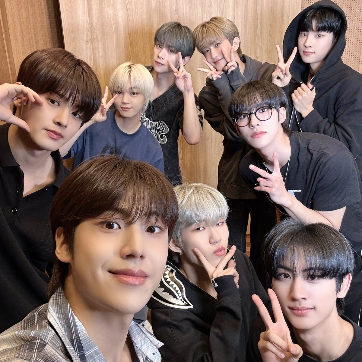 YOUNITE_offcl's tweet photo. [📷]

청량한 하늘과 함께 보낸 이번 주(-‿◦☀)
유니즈를 향한 애정도 맑음🫶
모두가 행복한 주말이 되었길 바라요❤️‍🔥

#YOUNITE #유나이트
#ANOTHER #GEEKIN #Why_you_GEEKIN
#브랜뉴뮤직 #BRANDNEWMUSIC https://t.co/R0v635X387