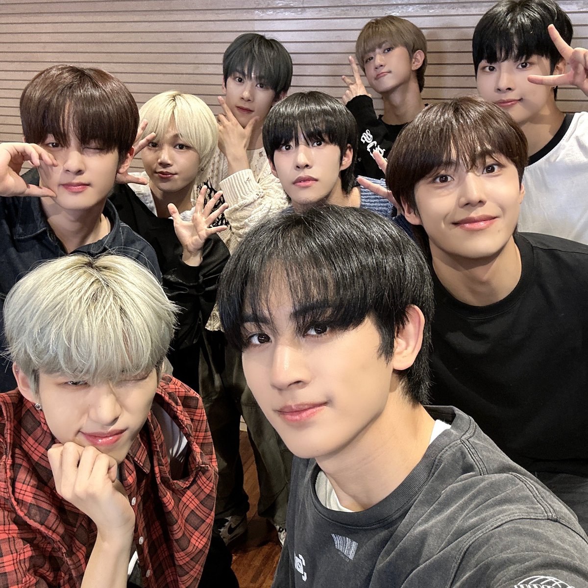 YOUNITE_offcl's tweet photo. [📷]

청량한 하늘과 함께 보낸 이번 주(-‿◦☀)
유니즈를 향한 애정도 맑음🫶
모두가 행복한 주말이 되었길 바라요❤️‍🔥

#YOUNITE #유나이트
#ANOTHER #GEEKIN #Why_you_GEEKIN
#브랜뉴뮤직 #BRANDNEWMUSIC https://t.co/R0v635X387