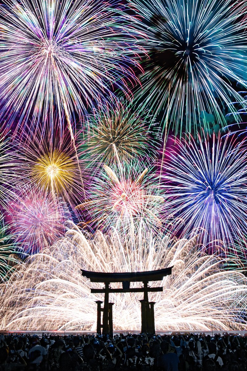 Ryogo_Urata's tweet photo. もう二度と見られない宮島の花火大会
厳島神社の背後に咲く花火が美しかった… https://t.co/NMu38HlJ1y