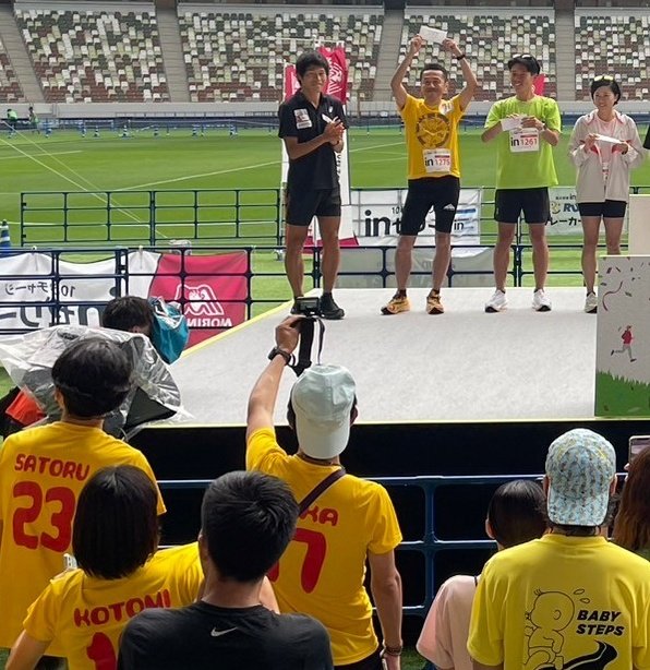 satorunner23's tweet photo. RUNNETリレーカーニバル
混成の部 優勝🏆(総合で2位相当)
高校時代から、初めて内田先輩と襷渡し！大学追いかけて行ったくらいだからテンション上がった
4:00切り/1.4㌔くらい？ は達成できず、鍛え直しですね
次は西の方に遠征行っちゃいますか
川内君もお疲れ様でした👍
#うっちーず https://t.co/lkrlBIcbeE