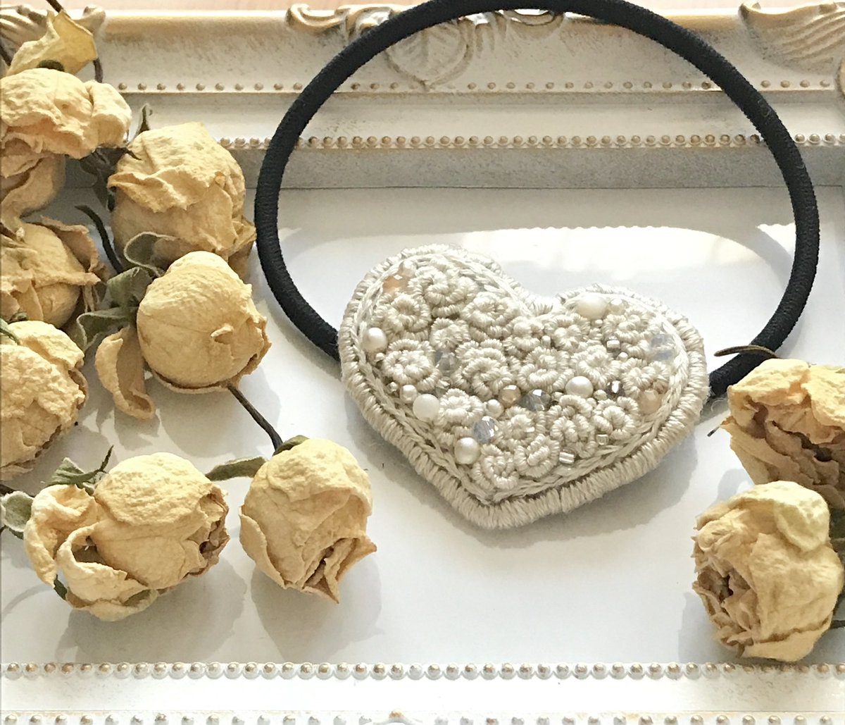 atelierlaperle's tweet photo. #ローズの日 

薔薇に見立てた刺繍アクセサリーやローズ刺繍ぎっしりのヘアゴムやブローチ達♪
色んなローズが素敵です(´∀｀*)🌹✨

https://t.co/AZenZENWrs @Creema_jp 
https://t.co/3LEOzWCog7 @Creema_jp 
https://t.co/1MyfC5TGk5 
https://t.co/eZYcWkZwRr 
#刺繍アクセサリー #ビーズ刺繍 https://t.co/Cf6bXfvI4c