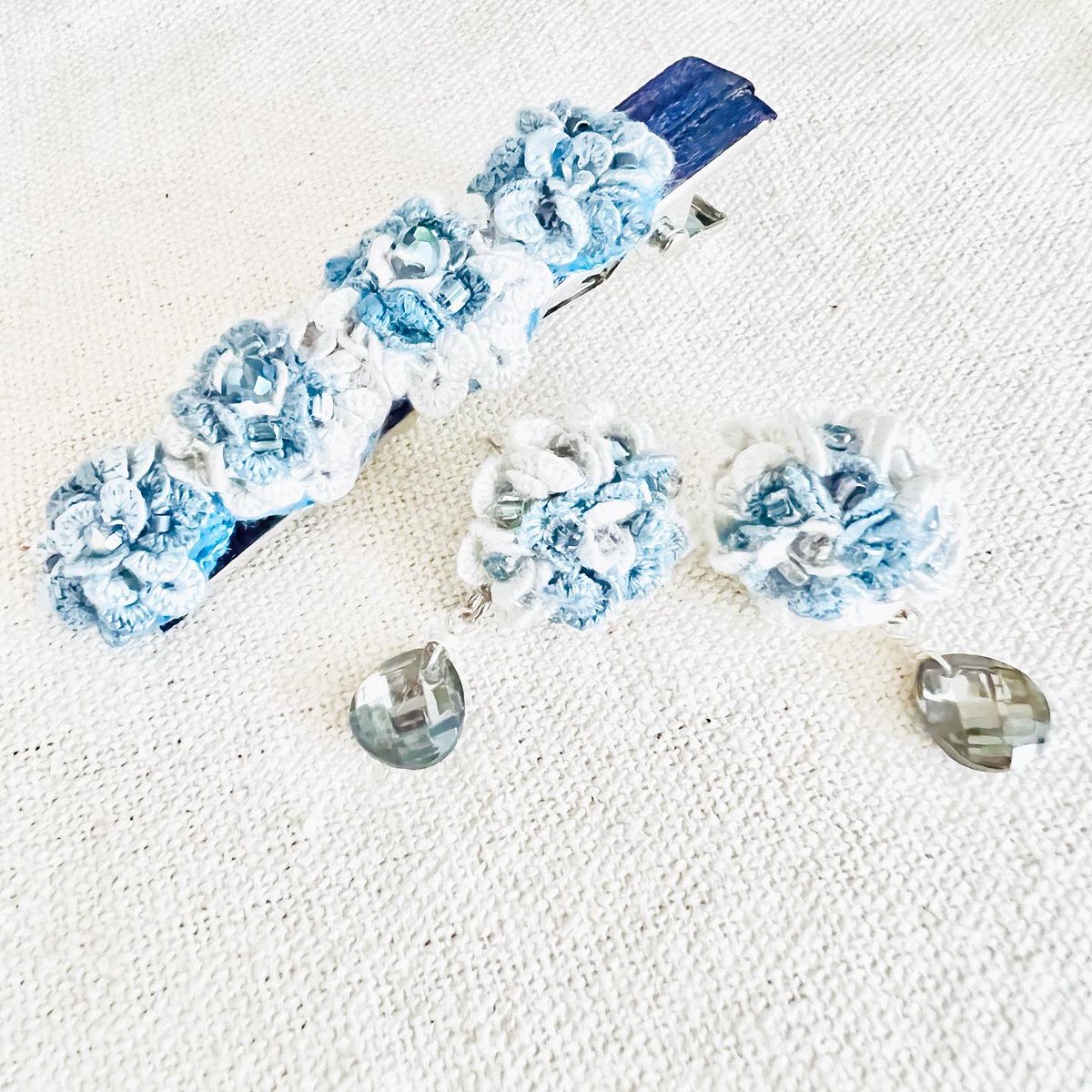 atelierlaperle's tweet photo. #ローズの日 

薔薇に見立てた刺繍アクセサリーやローズ刺繍ぎっしりのヘアゴムやブローチ達♪
色んなローズが素敵です(´∀｀*)🌹✨

https://t.co/AZenZENWrs @Creema_jp 
https://t.co/3LEOzWCog7 @Creema_jp 
https://t.co/1MyfC5TGk5 
https://t.co/eZYcWkZwRr 
#刺繍アクセサリー #ビーズ刺繍 https://t.co/Cf6bXfvI4c