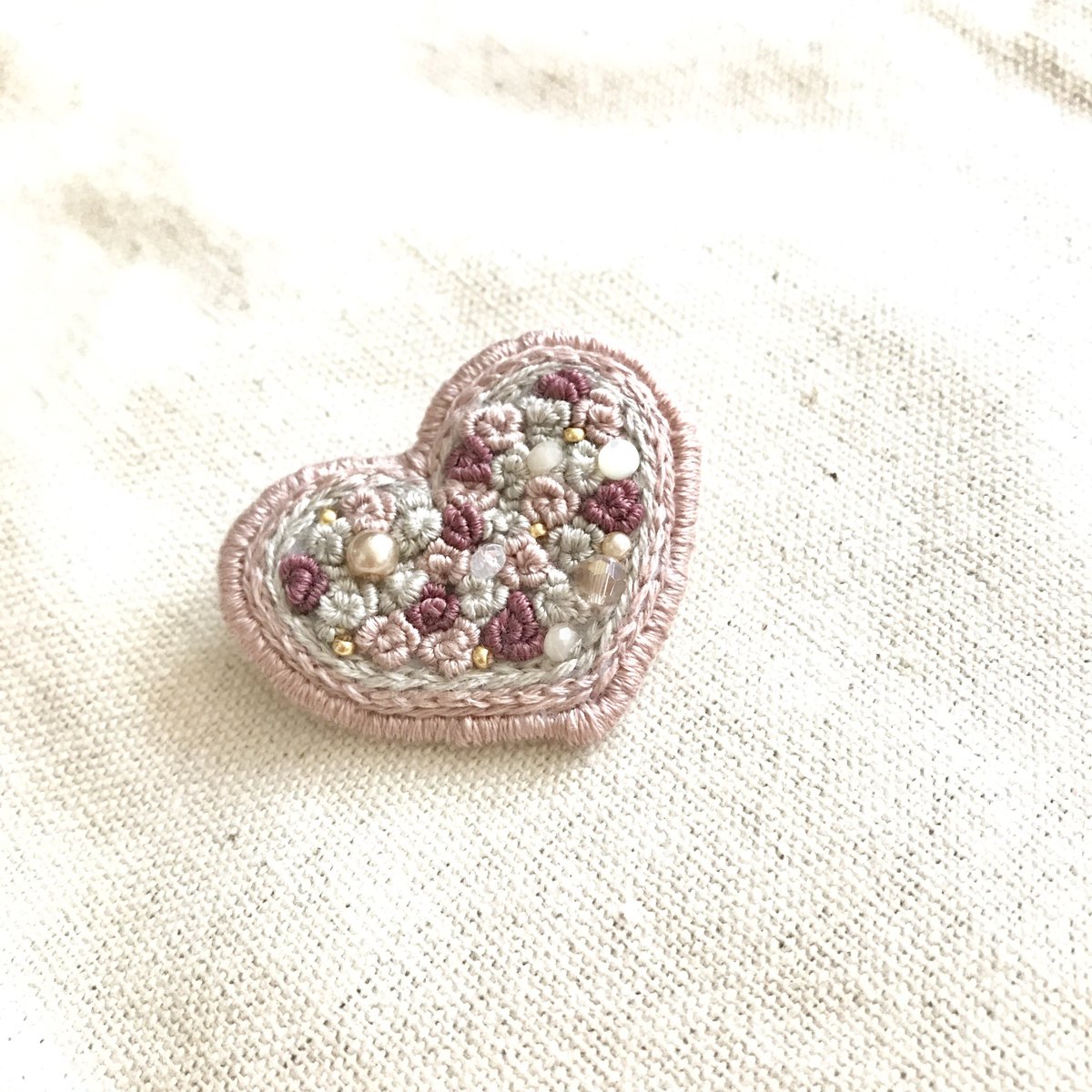 atelierlaperle's tweet photo. #ローズの日 

薔薇に見立てた刺繍アクセサリーやローズ刺繍ぎっしりのヘアゴムやブローチ達♪
色んなローズが素敵です(´∀｀*)🌹✨

https://t.co/AZenZENWrs @Creema_jp 
https://t.co/3LEOzWCog7 @Creema_jp 
https://t.co/1MyfC5TGk5 
https://t.co/eZYcWkZwRr 
#刺繍アクセサリー #ビーズ刺繍 https://t.co/Cf6bXfvI4c