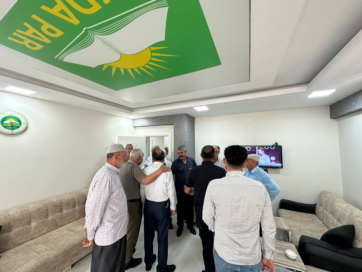 Sualp ve Parlar aileleri sulh komisyonumuzun girişimleri sonucu parti il binamızda gerçekleştirilen sulh ile barıştılar.

Hayırlara vesile olsun.

#HÜDAPAR olarak en büyük amacımız halkımızın kardeşliğini koşulsuz bir şekilde sağlamaktır.