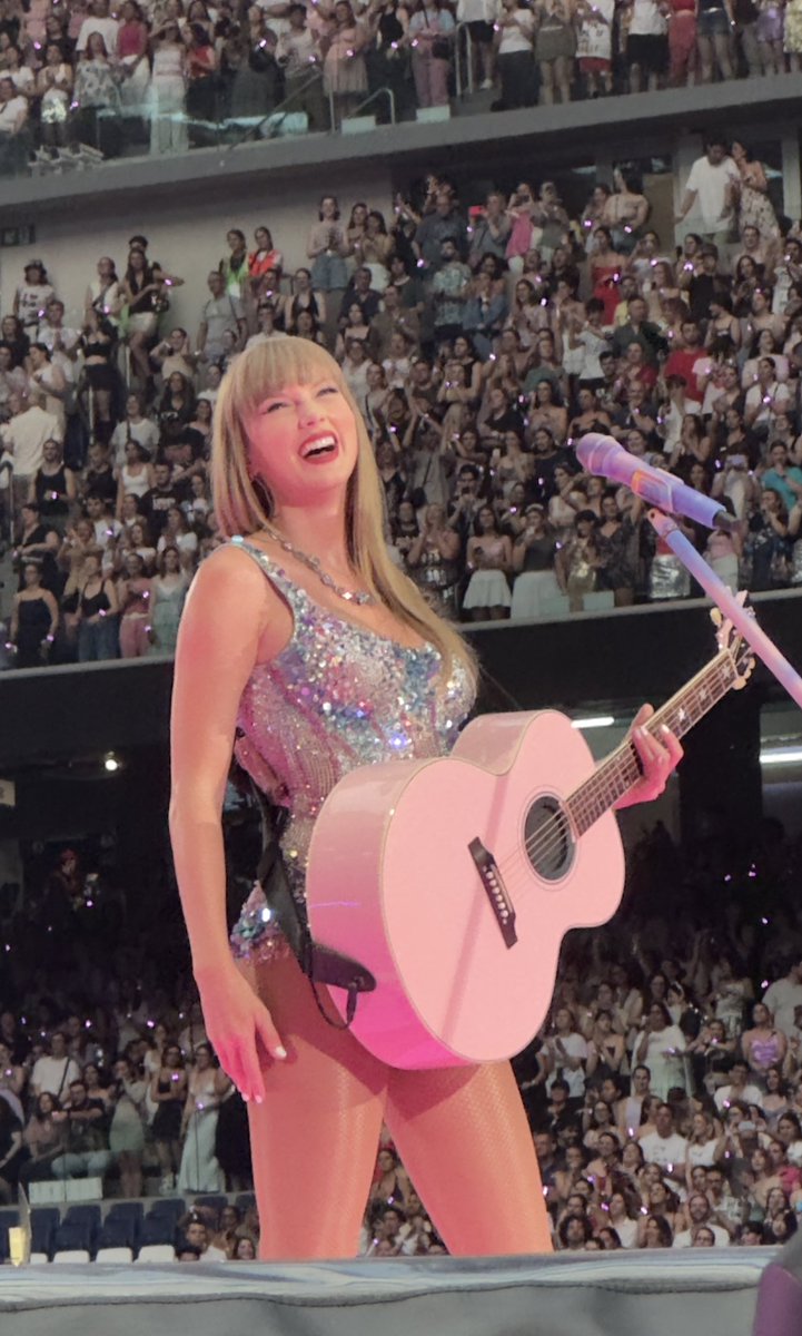 Desixworld's tweet photo. Gracias Taylor , gracias a todas las personas que conocí , ha sido la experiencia más bonita de toda mi vida #MadridTStheErasTour https://t.co/H1l4mLnwXu