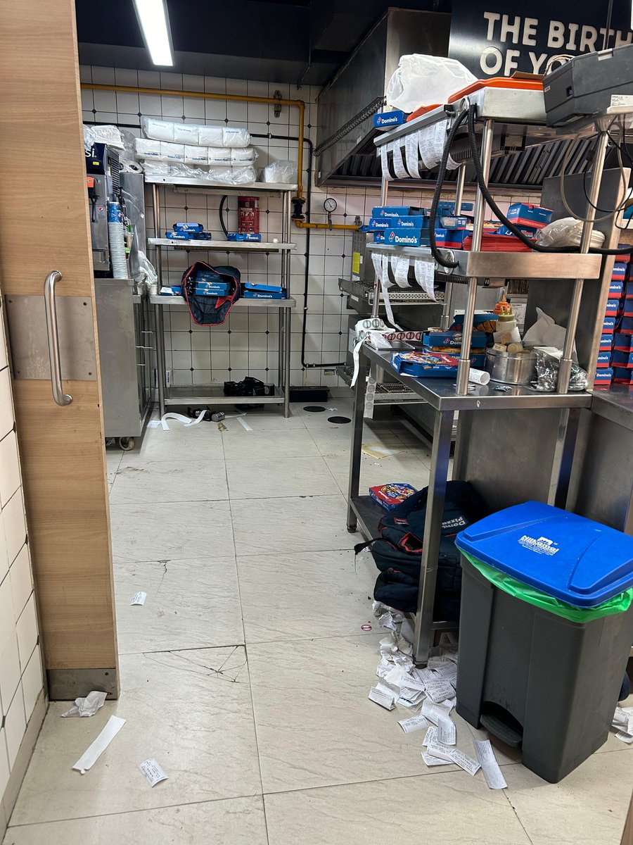 Pats_pratik's tweet photo. They guarantee to deliver pizza in 20 mins ,the order is not even prepared when we visited the store , that the store hygiene ,worst experience at dominos
@dominos_india @dominos @Dominos_UK #dominosmargosaroad #dominosbangalore @dominos https://t.co/8KnKOTs62T
