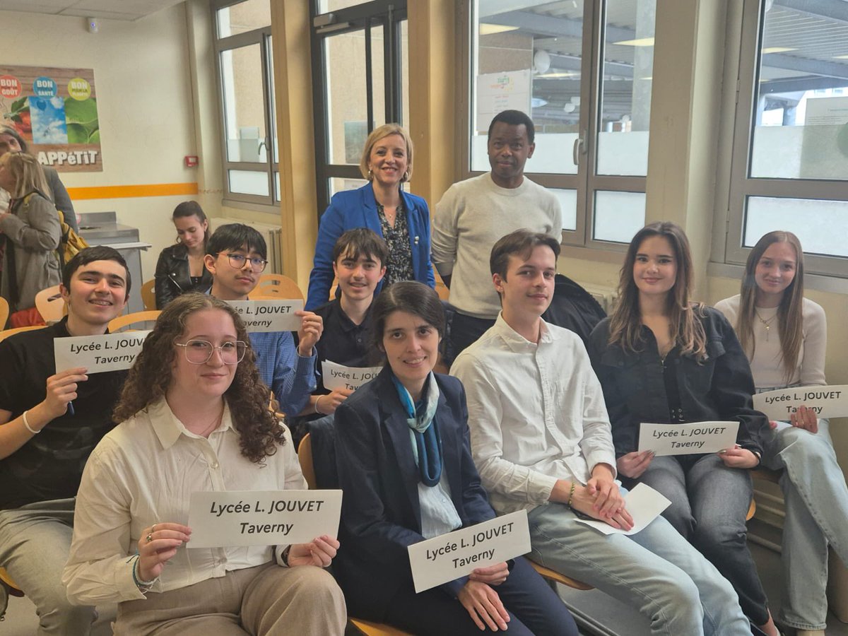 Remise des prix départementaux   en présence du Dasen le 31 mai pour la lutte contre le harcèlement #NAH #pHARe au collège Jean Moulin de Sannois! le prix coup cœur du <a href="/JouvetLycee/">Lycée Louis Jouvet</a> à l’honneur , <a href="/acversailles/">Académie de Versailles</a>