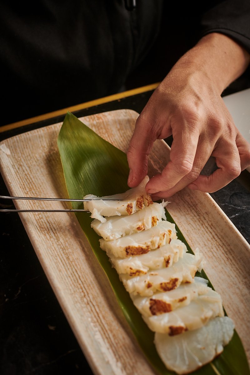 Takitos de #bacalao “El Barquero" marinado en cítricos. Los marcamos ligeramente, no necesitan más.

¡Pruébalos y cuéntanos qué te parecen!

C/ Fernando el Santo, 25, Madrid.
Reservas: restaurantevoraz.com

#bacalao #tacos #comerenmadrid #restaurantesmadrid