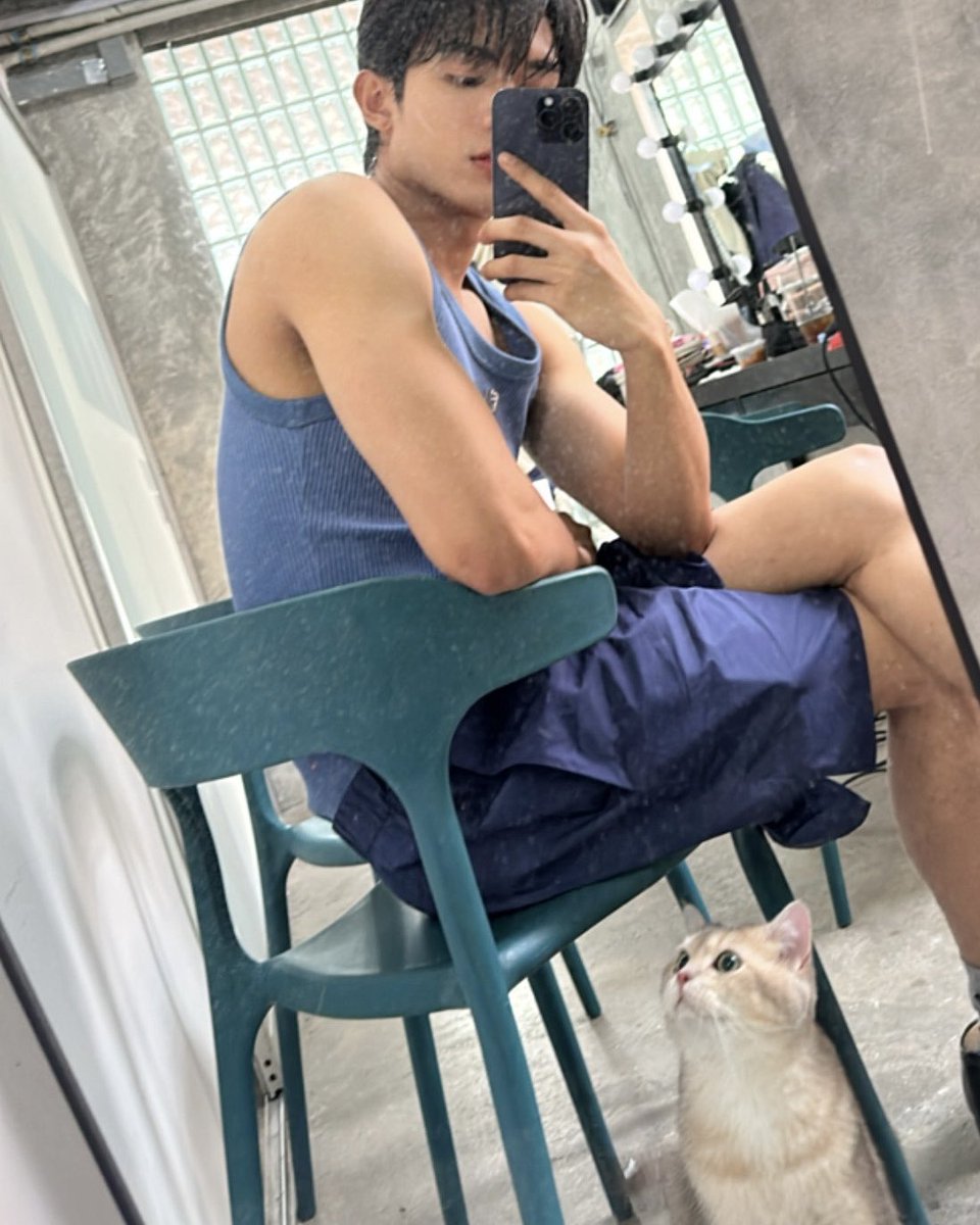 netsiraphop's tweet photo. Selfie with my 🐱🤏 #netsiraphop https://t.co/nXCnLTaCwu