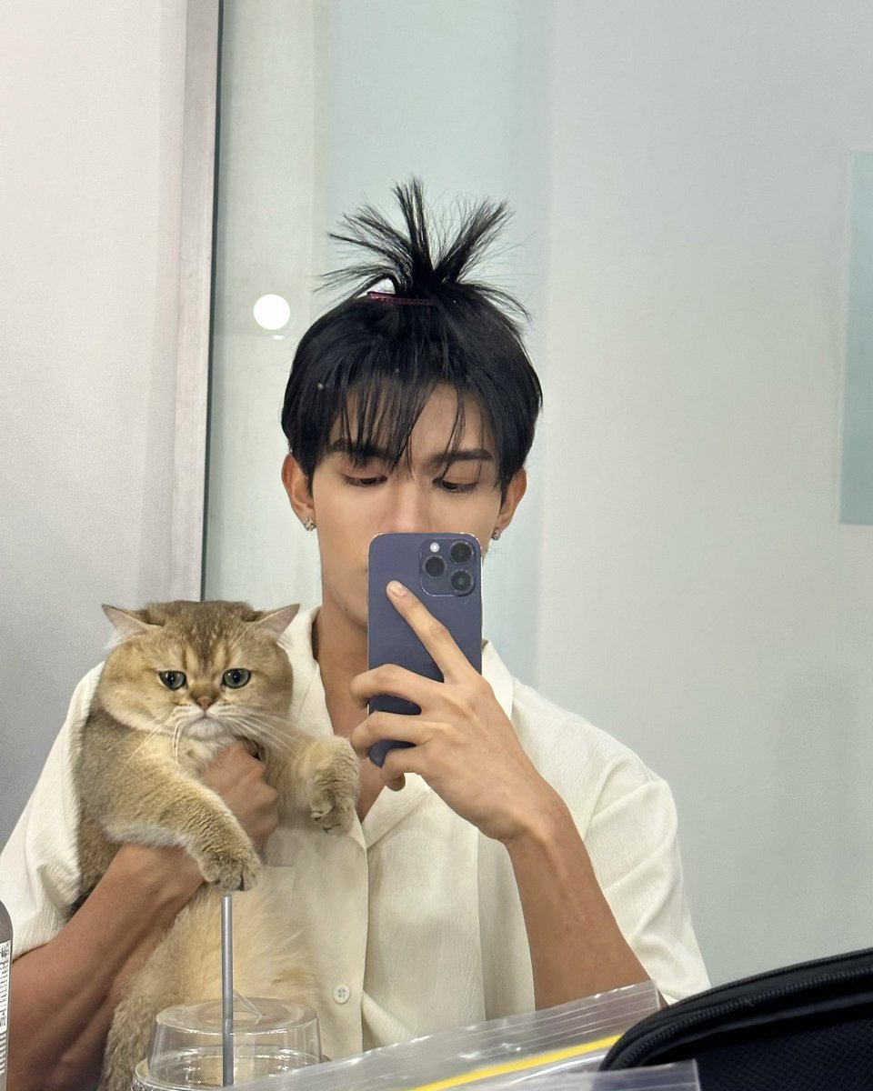 netsiraphop's tweet photo. Selfie with my 🐱🤏 #netsiraphop https://t.co/nXCnLTaCwu