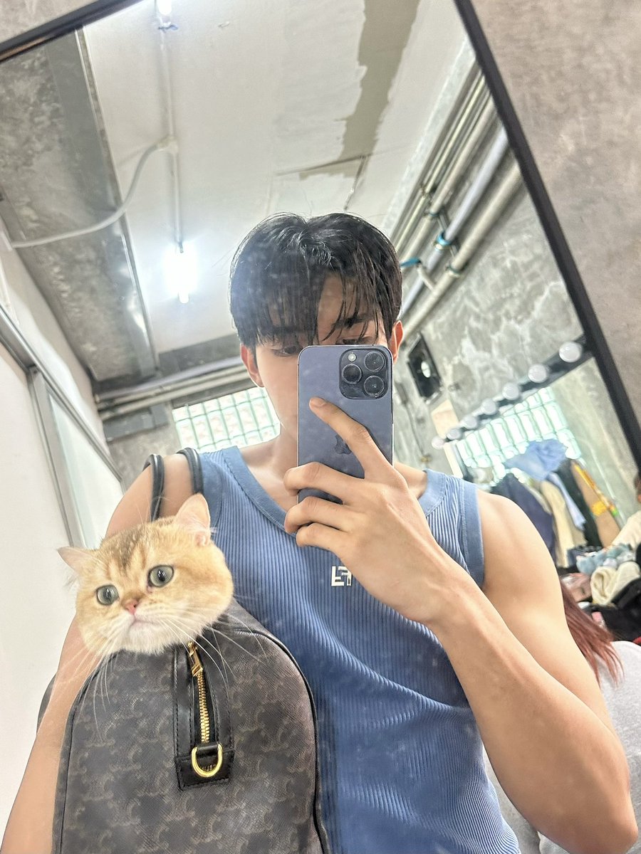 netsiraphop's tweet photo. Selfie with my 🐱🤏 #netsiraphop https://t.co/nXCnLTaCwu