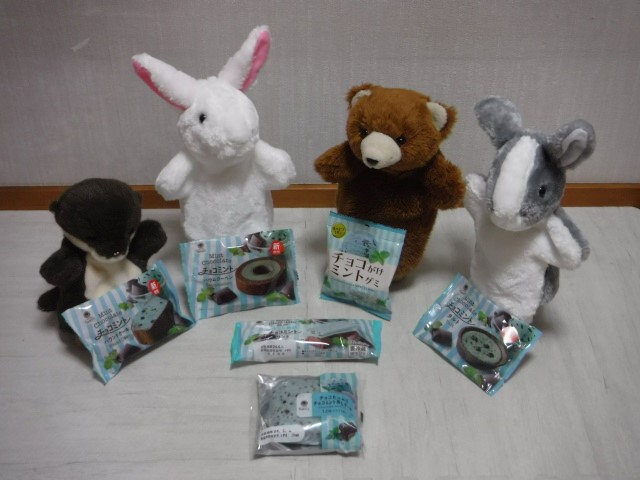 kentarou_koide's tweet photo. くまさんのデザートビュッフェ #58
ファミリーマートのチョコミント特集🐻
今回は新作ネタが3つ😮仲間たちを呼んでティータイム☕
#くまさんのデザートビュッフェ #ファミリーマート #FAMIMASWEETS #チョコミント https://t.co/KREUJnuWyy