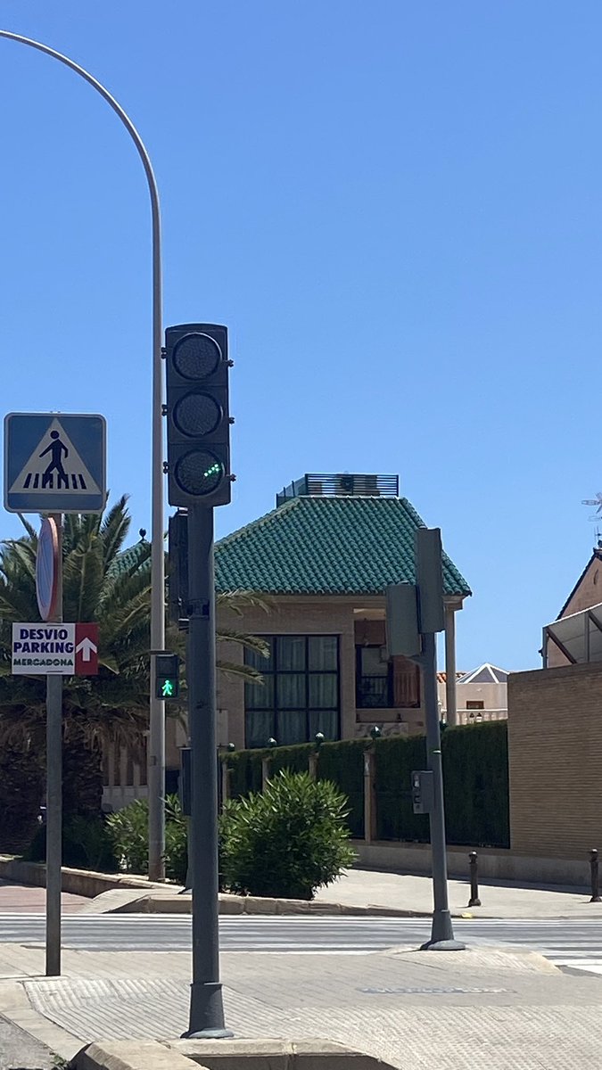 ramses_rivero's tweet photo. @DGTes @AjuntamentVLC Este semáforo ubicado en la calle de Arnau de Vilanova esquina con calle Cavite tiene una avería en la luz verde desde hace 1 mes, muchas veces durante el dia se hace difícil visualizarla pues no se ilumina o solo una parte muy pequeñita como muestra la foto https://t.co/AeOIUl6T4w