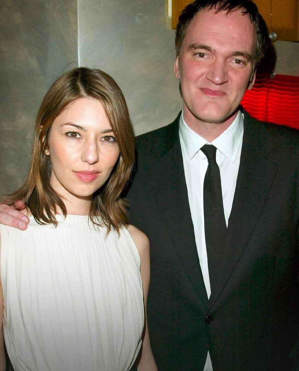 Recordando que #SofiaCoppola cumplió 53 años el pasado 14 de mayo con esta fotografía en la que aparece junto a #QuentinTarantino cuando paseaban su amor por las entregas de premios. La directora, guionista, productora y actriz estadounidense es hija de #FrancisFordCoppola.