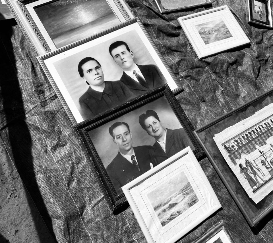 eduardboada's tweet photo. Abans de ser engolides per l’oblit definitiu, moltes fotografies familiars ja anònimes resisteixen; en aquest cas al mercat de segona mà de #Sarral. https://t.co/44CNNvtrKr
