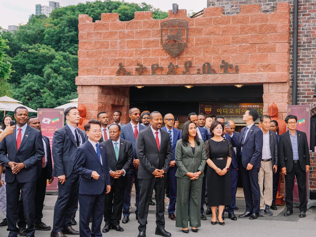 PM <a href="/AbiyAhmedAli/">Abiy Ahmed Ali 🇪🇹</a> and FL Zinash Tayachew were warmly welcomed in Chuncheon, where they laid a wreath at the monument for Ethiopian Korean War veterans &amp; toured the Memorial Hall. This hall honors the Kagnew Battalion’s contributions, strengthening Ethiopia-South Korea ties.