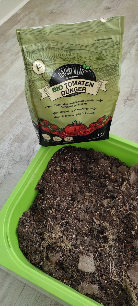 Der Brutkasten wurde weiter aufgerüstet. Jetzt hat er insgesamt 28 Watt. Die benutze Erde habe ich mit Tomatendünger gemischt und die Pflanzen umgetopft.