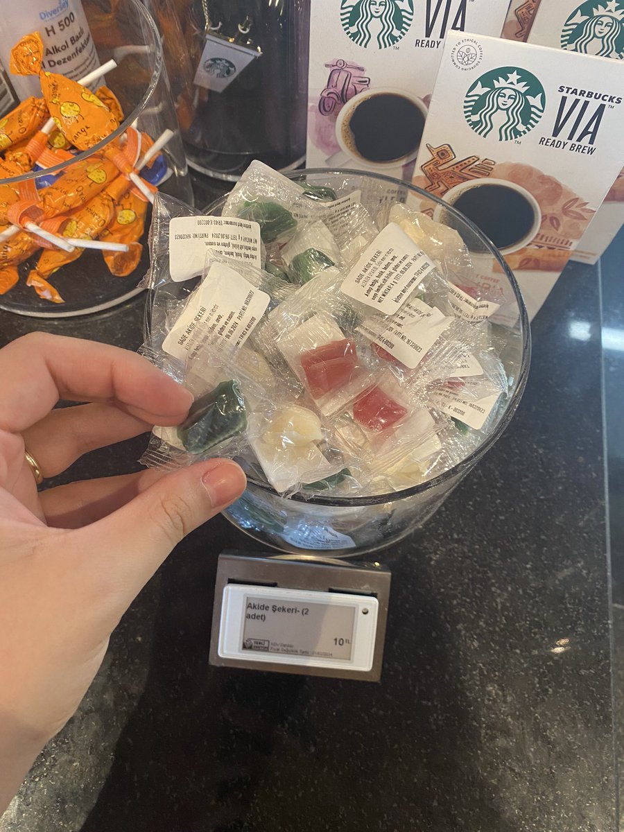 gltkntugce's tweet photo. Starbucks’ta iki tanesi 10 TL’ye akide şekeri almak isteyen birileri de çıkar elbet https://t.co/uNvZmMOKKr