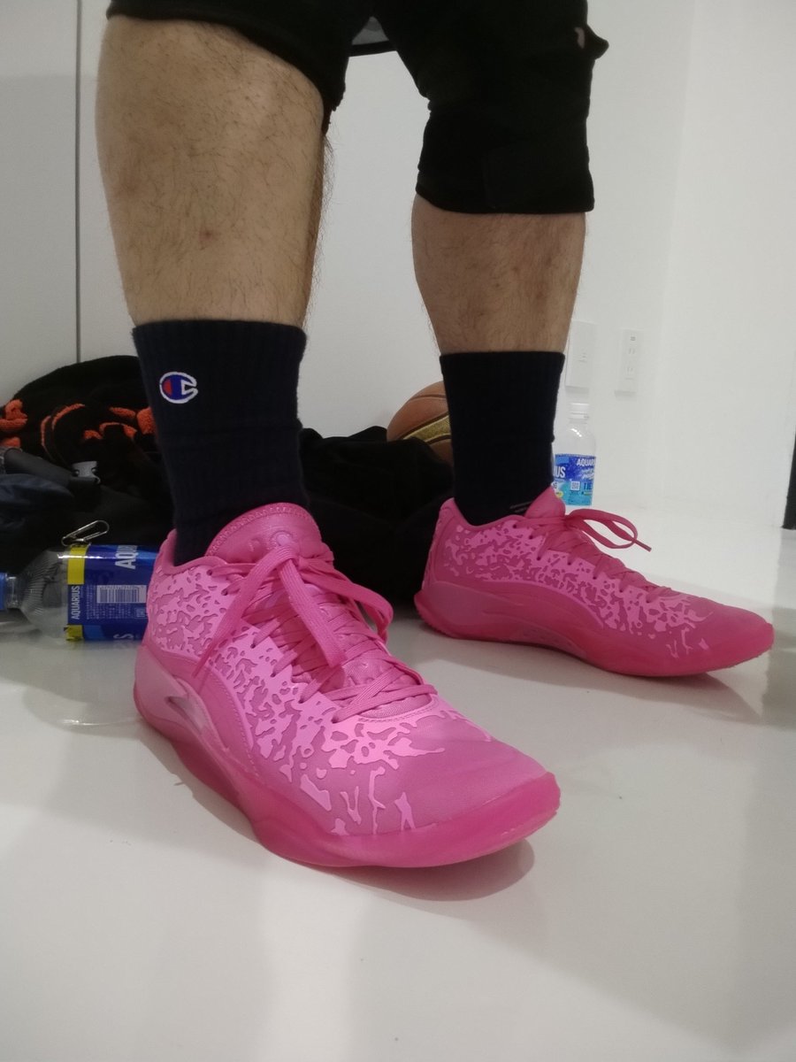basketshoeturbo's tweet photo. 今日のバッシュ
JORDAN ZION 3
クッションはフワフワ系やけど履きやすい！
今日はフロアがキレイやったからグリップ良かったけど、ソールがけっこう削れてた💧
前回はなかったのに今日はプレー後に足の外側(外足？)がかなり痛くなった…
何回か履いたら慣れるかな😂
#JORDAN
#ZION3
#バスケ
#バッシュ https://t.co/pdBo6tpnVb