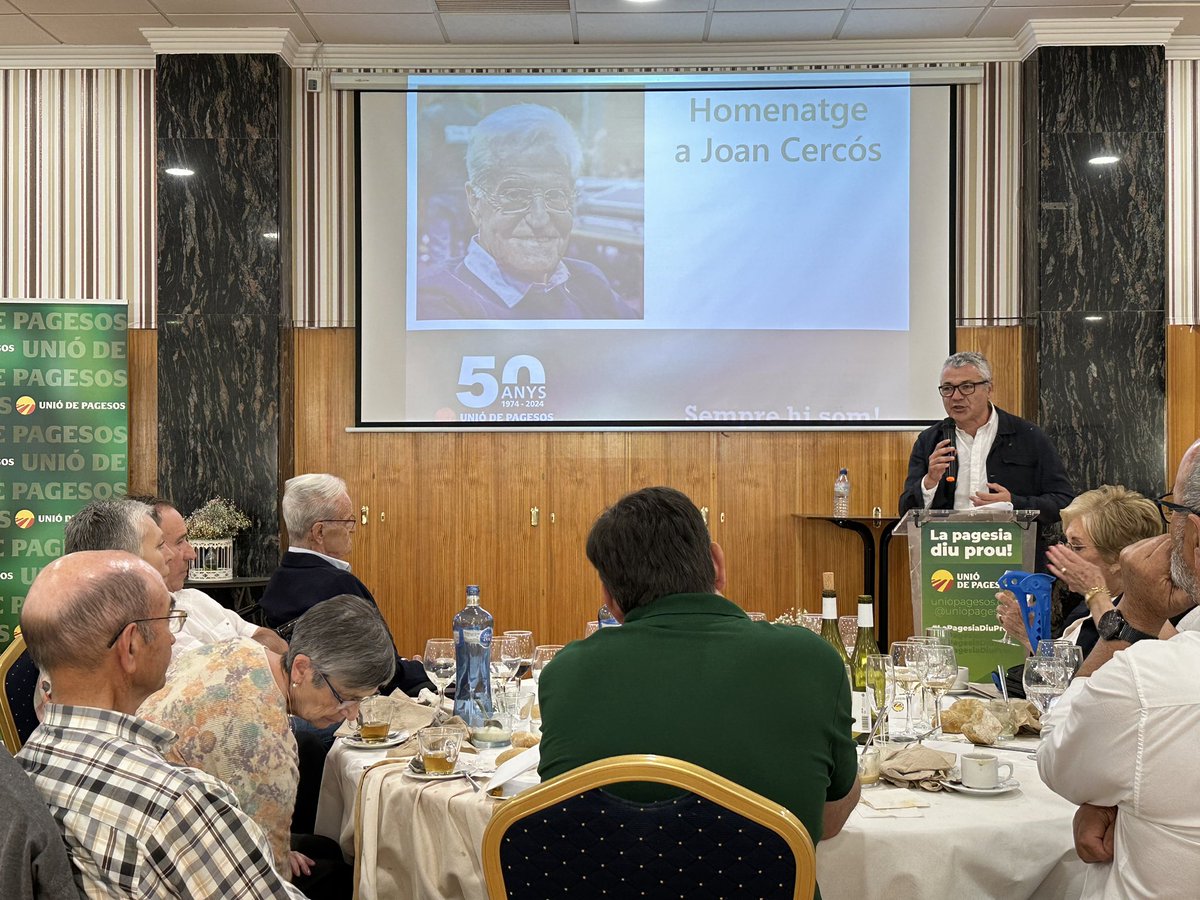 EvaPomares's tweet photo. Dia de retrobaments i d’homenatge emocionat a l’ebrenc Joan Cercós. Un referent de la @uniopagesos en aquests 50 anys de sindicalisme en la defensa del territori, la pagesia familiar i la sobirania alimentària catalanes. https://t.co/4mDe00jwwI