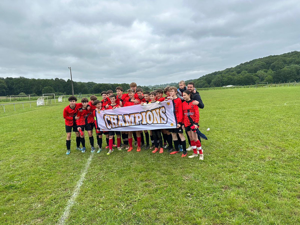 fcsaintpaul's tweet photo. 🏆 𝓒𝓗𝓐𝓜𝓟𝓘𝓞𝓝𝓢 !
Un grand bravo aux U15 pour cette saison magnifique, les joueurs de @MoroyThomas terminent la saison invancus en championnat 🤩
1️⃣1️⃣ victoires
3️⃣ nuls
0️⃣ défaite
#TeamFCSP 🔴⚫️ https://t.co/nQqjL4qFha
