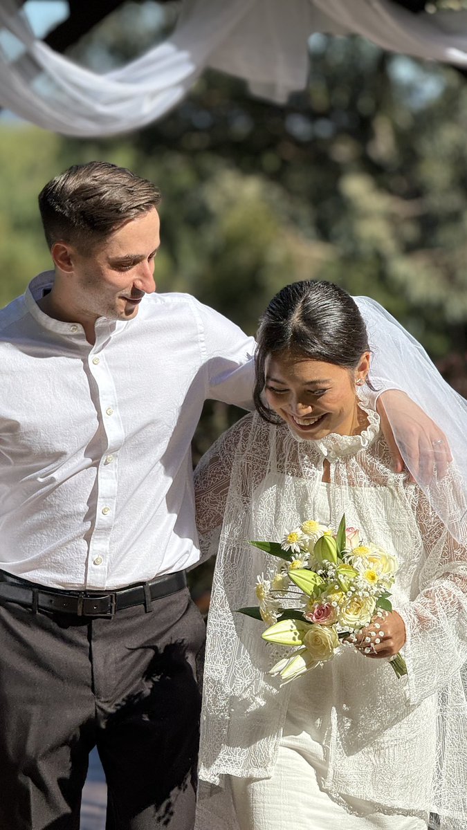 winoakes's tweet photo. Meeting him in the UK was the weirdest plan the universe has given. And marrying in Australia is a decision we never thought about🐣 https://t.co/8U86BiwNP8