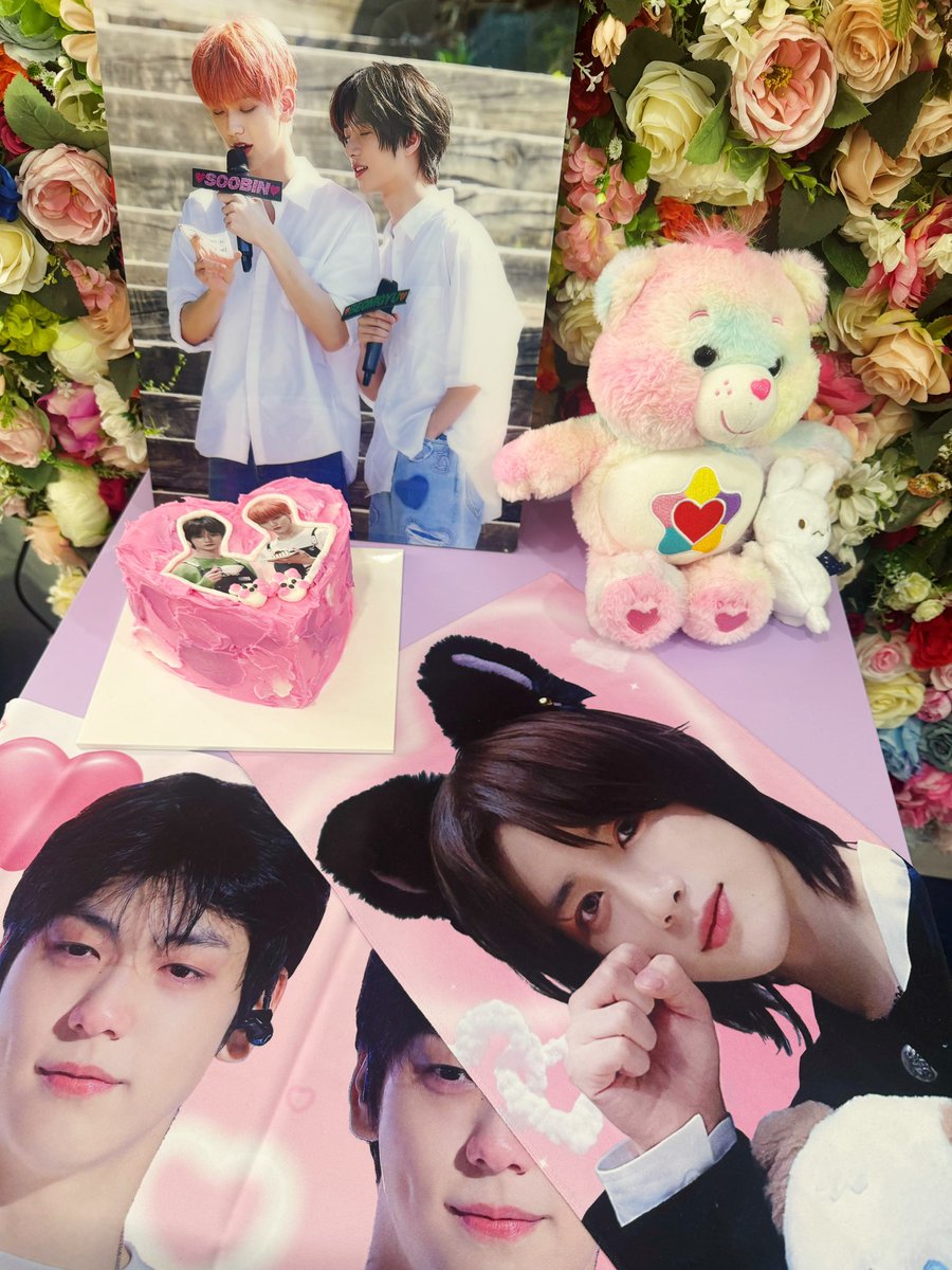 Bamhan3ul's tweet photo. 📍 폴링 디저트

단짝즈에 갇힌 카페가 너무 좋았어요
눈 돌리면 온통 단짝즈 투성이🐰🧸🤍
너무너무 행복한 시간이였어요 다음에 또 놀러오고 싶어효🤭🤍

@BF_ever_ https://t.co/6R3GqFV97h
