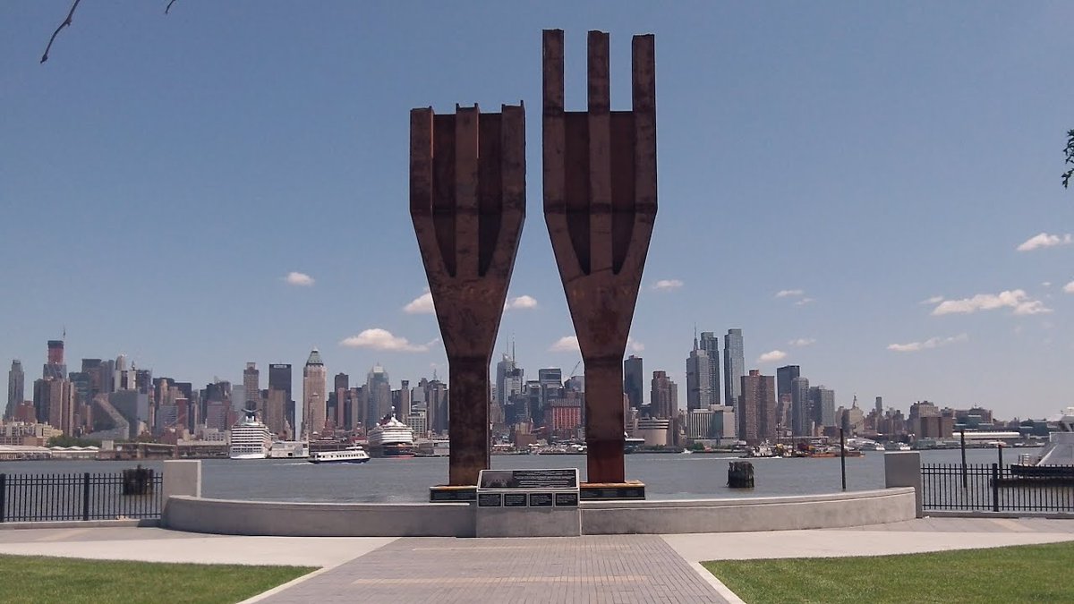 7qpmz4wonx1eibc's tweet photo. Notice the Devil's Trident symbolism which is baked into occult rituals that evoke the fires of Hell. From the Twin Towers of the WTC architecture to the UK Nuclear Submarine and even the uniforms of soldiers used to die in WW3, occult Trident symbolism predicts a fiery demise. https://t.co/chSkn2ZQ3X