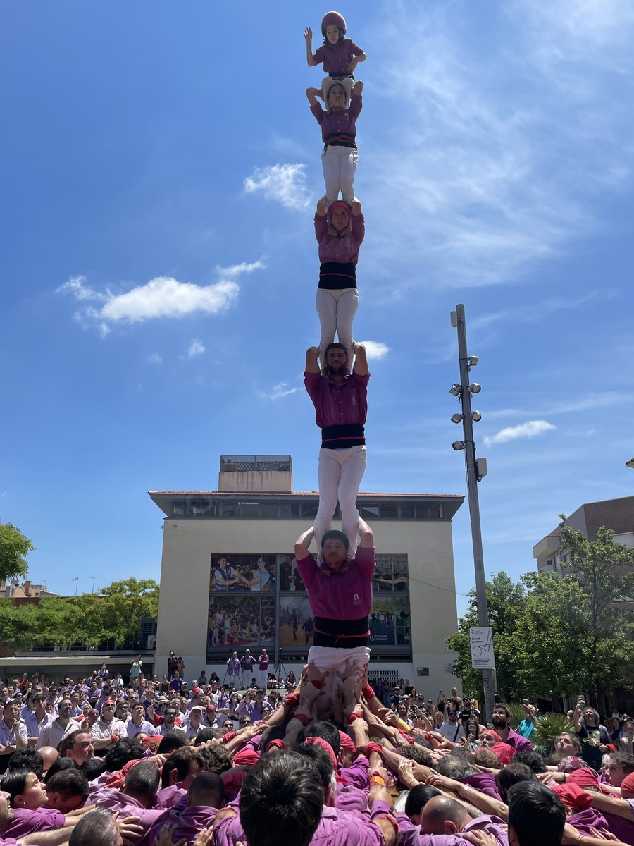 moixiganguers's tweet photo. @CastCornella @Minyons A ronda de pilars carreguem el pilar de sis.

#castells #quisembrarecull https://t.co/h1gaP4kfbR