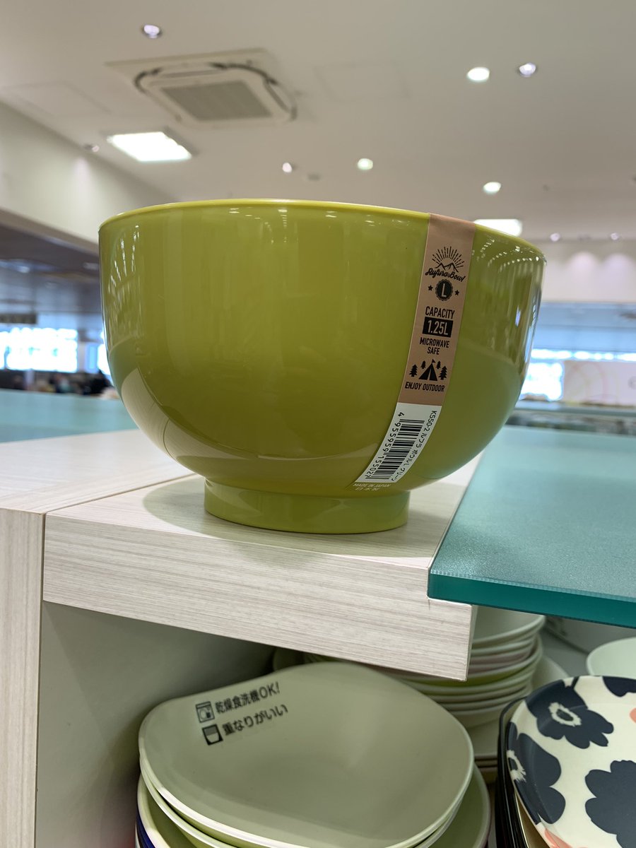 TEAM_ab_factory's tweet photo. 建物は写真のプラボウル
電光看板はファンデーションの入れ物
土台は木工コーナーの木材
フェンスは収納用の仕切り材
椅子はクリアピアス
乾電池ケース付きLED
ジオラマ用品の芝・土・石畳・ヤシの木
恐るべし100均グッズ https://t.co/Stm5jEqUDD
