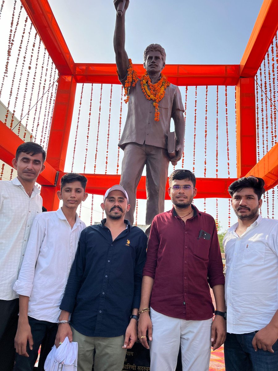 प्रिय भाई बंधुओं के साथ स्व श्री जाट हरलाल जी सिहाग मुर्ति अनावरण कार्यक्रम बाड़मेर !
#हरलाल_जाट_मूर्ति_अनावरण 🎉💪