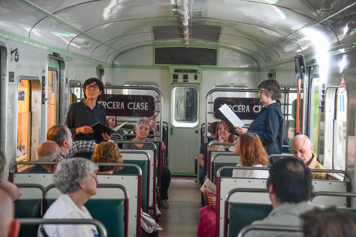 FGCcorporatiu's tweet photo. 📸 Un dels trens històrics de La Cotxera de Rubí de #Ferrocarrils ha estat escenari d'una actuació teatral que ha reviscut l'exili de la guerra civil

🎭 Es tracta de l'obra 'Limes (La frontera)', del grup La Càmara Teatre-Rubí, dins del festival Teatre Sense Teatre de l'@AjRubi https://t.co/bzZz2i2YDb