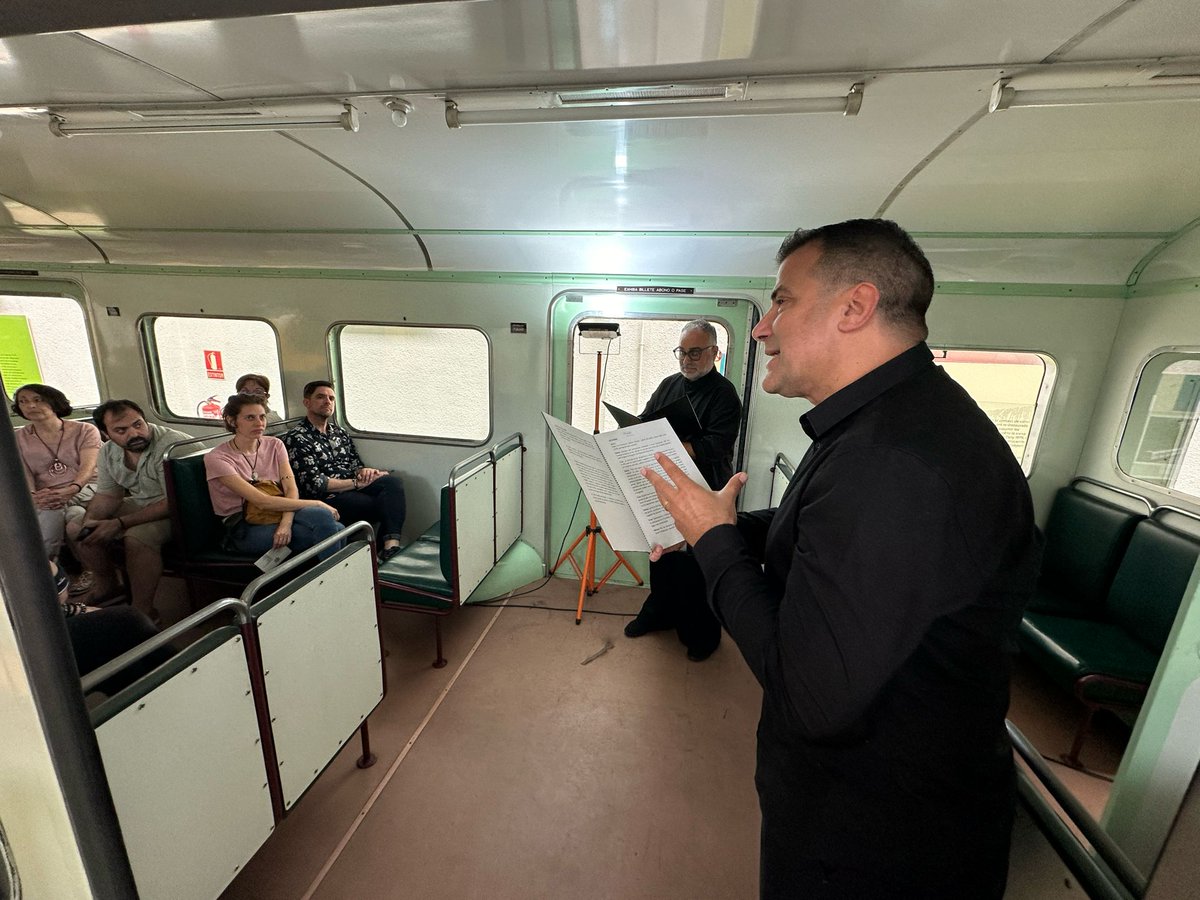 📸 Un dels trens històrics de La Cotxera de Rubí de #Ferrocarrils ha estat escenari d'una actuació teatral que ha reviscut l'exili de la guerra civil

🎭 Es tracta de l'obra 'Limes (La frontera)', del grup La Càmara Teatre-Rubí, dins del festival Teatre Sense Teatre de l'<a href="/AjRubi/">Ajuntament de Rubí</a>