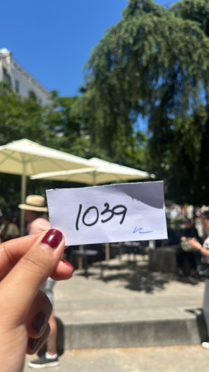 monselodoza's tweet photo. -1500 boletas para votar en Madrid
-Formada desde las 7am
-En 5 horas solo 185 personas han votado 
-En 4 horas cierran las casillas
Y no voy a poder votar por la mala organización del @INEMexico 

#VotoExtranjero 
#EleccionesMéxico2024 
@AztecaNoticias 
@CNNEE 
@AristeguiOnline https://t.co/JN8aPjebiy