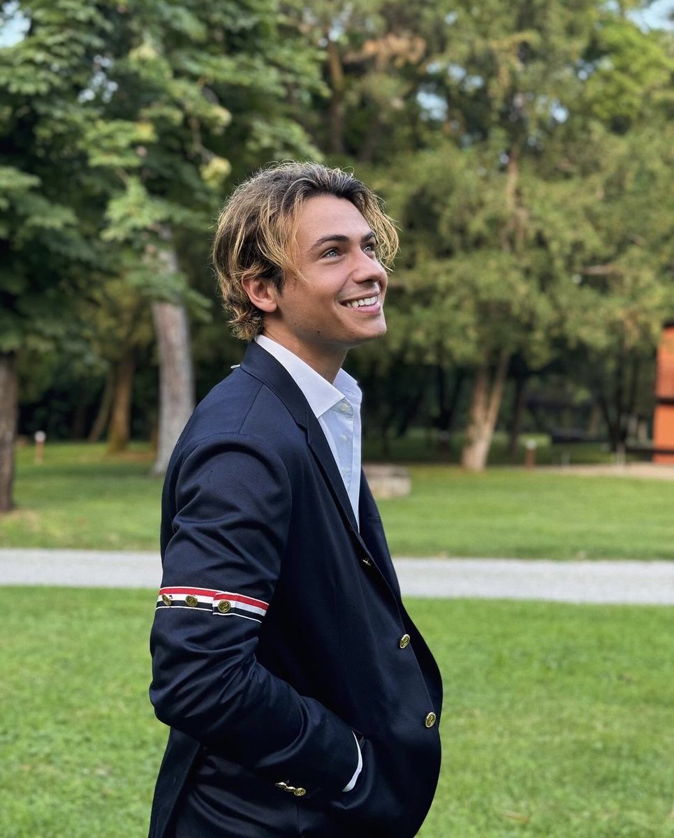 P3SCHE's tweet photo. sia benedetto il petrolio da cui è stato estratto il carburante che ha rifornito i camion che hanno trasportato il cemento per costruire l'ospedale in cui sei nato https://t.co/oPJTD1lP8l