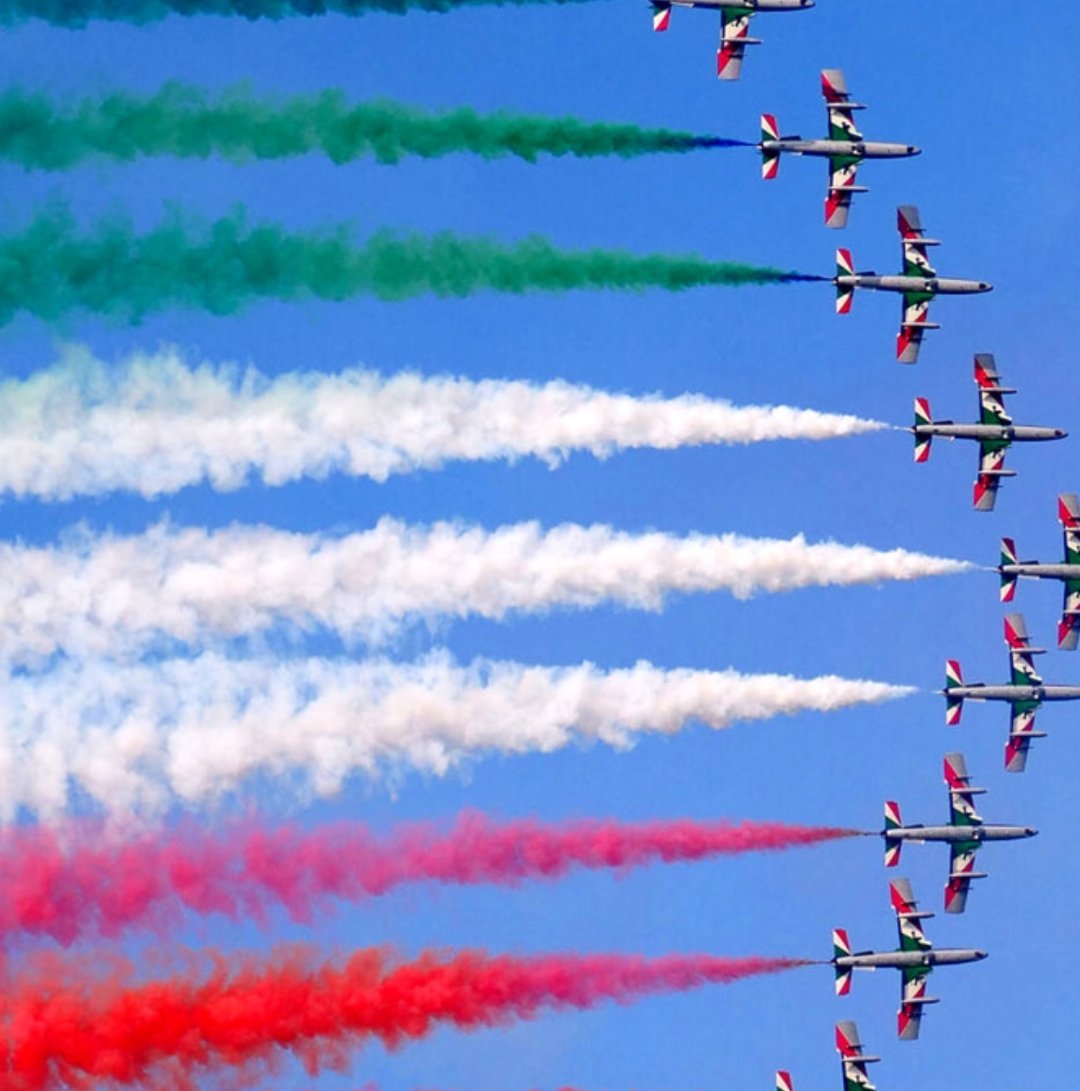 Il presidente del senato si sarà commosso TANTISSIMO per le piste delle frecce tricolori. Me lo immagino stamattina con naso all'insù e gli occhi arrossati.
#2giugno