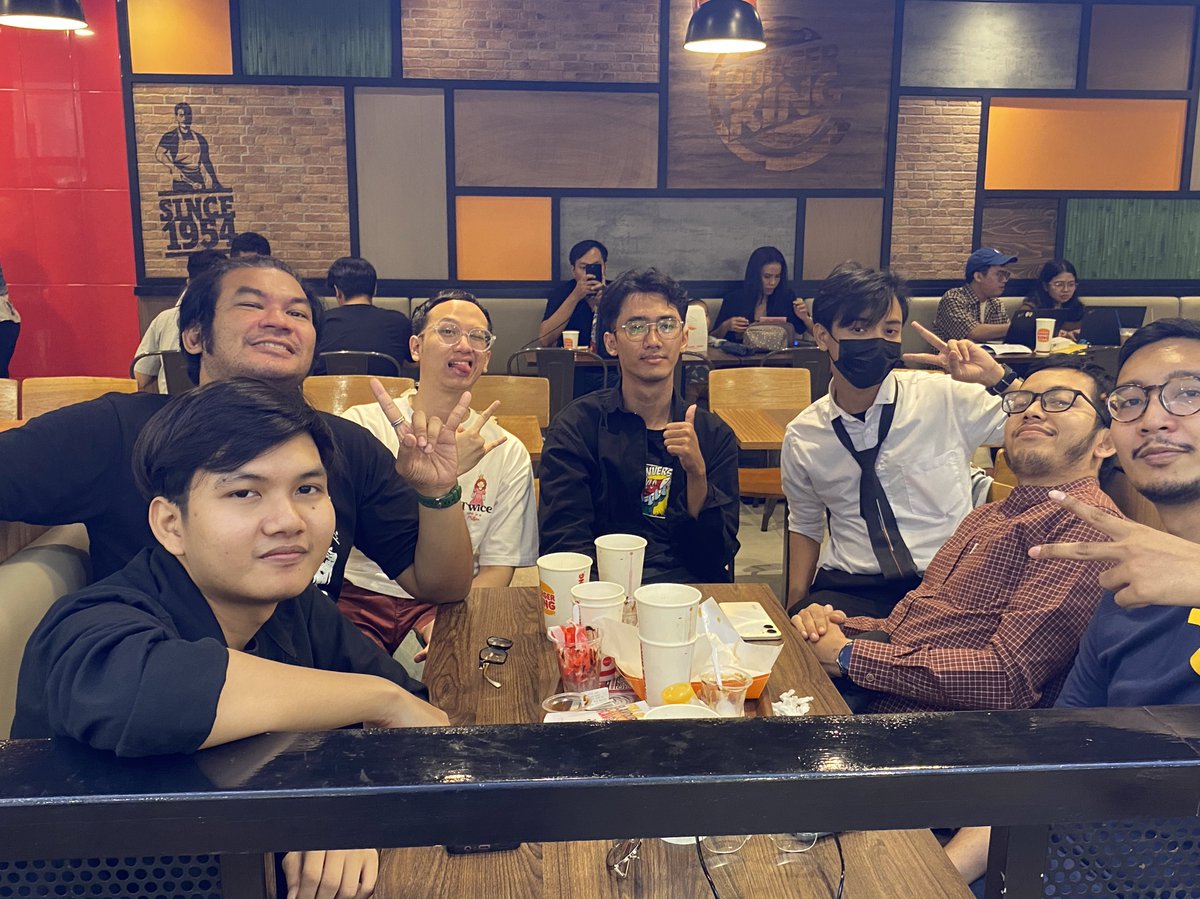 CircleKerul's tweet photo. Setelah 8 tahun menempuh pendidikan, akhirnya cum-laude juga. Gratzzzz idola kita semua, selamat jadi full-time Admin @InterindahFC 🥳👨🏿‍🎓

@C_IndahJKT48 @A_ChristyJKT48 @copuco_ @AmeNoRyuzen 

#HalaMadrid #AldiWisuda #23TahunTerindah #WaCaNa #NBAPlayoffs https://t.co/2v3DJBDreJ