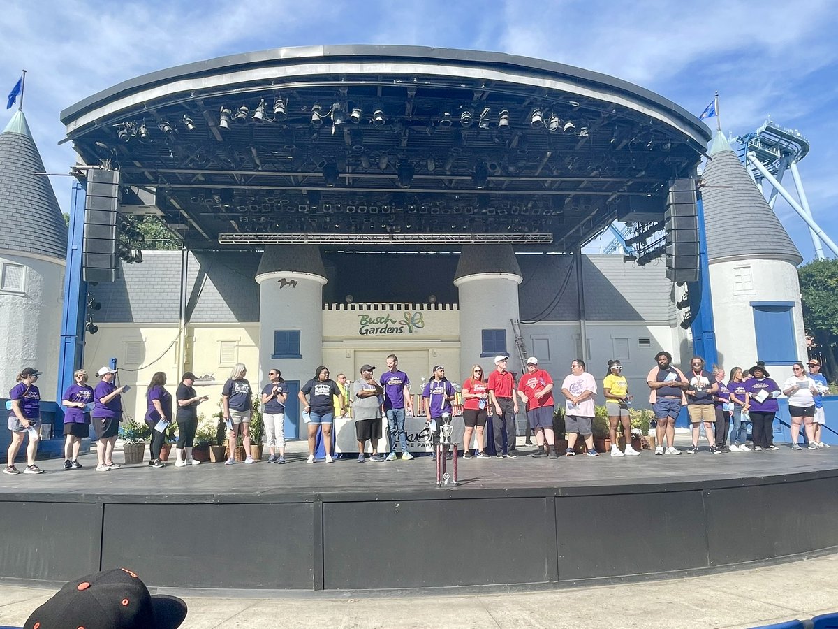 HokiesForever's tweet photo. Music in the Parks @BuschGardensVA Brings back memories of being a band kid but this chorus team knows how to perform and have fun too! @aje20203 @ActivitiesLMS https://t.co/r1xwrIM0D5