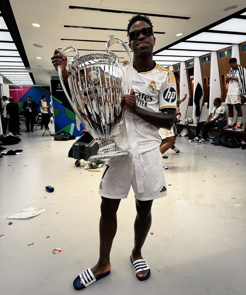 FAHAD11itte's tweet photo. لا جديد يذكر ولا قديم يعاد ريال مدريد بطل دوري أبطال أوروبا للمرة الخامسة عشر في تاريخه 🤍

#الخامسة_عشر 
#aporla15 
#نهائي_أبطال_أوروبا 
#ريال_مدريد
#halamadrid https://t.co/VuW8Dd0YYw