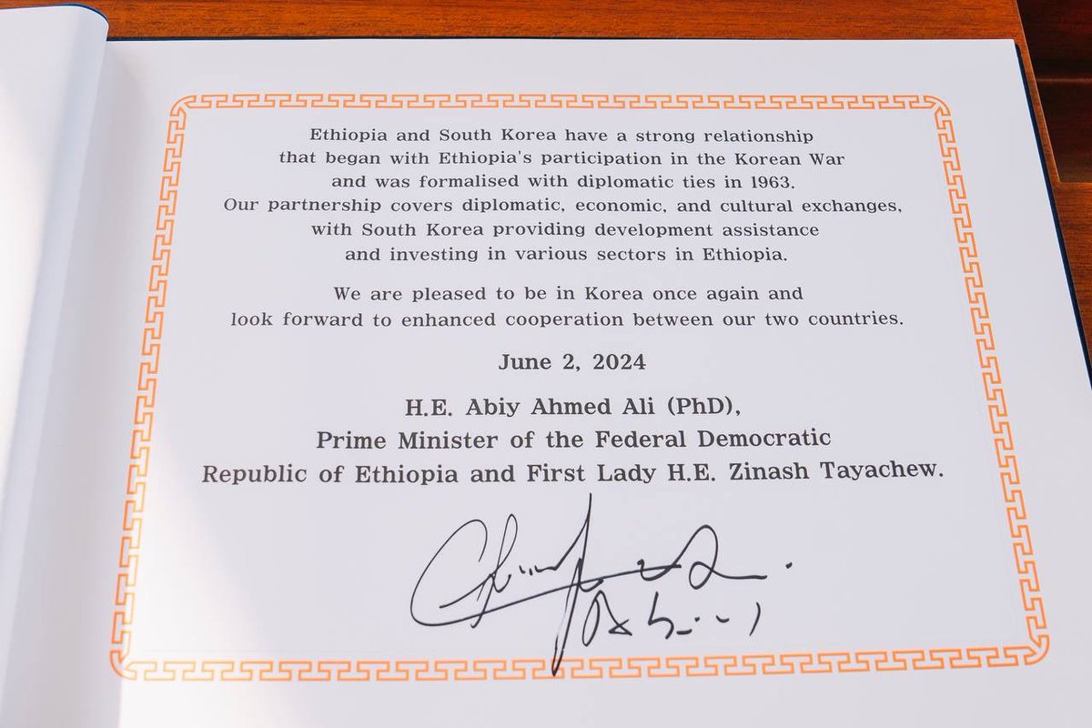 በሴኡል ብሔራዊ የመቃብር ስፍራ የተካሄደ የአበባ ጉንጉን የማስቀመጥ ሥነሥርዓት

Ceremony of laying wreath at the Grave of the Soldiers - Seoul National Cemetery

#PMOEthiopia