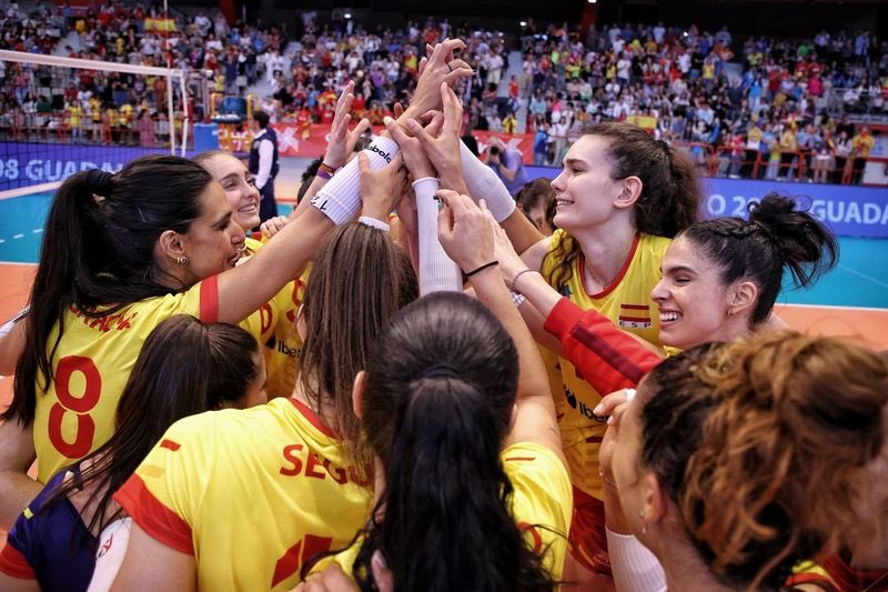RFEVB's tweet photo. #EuroLeagueW | ¡¡ QUÉ MANERA DE CERRAR LA COMPETICIÓN!! 🤩💪🏽 

Nuestras Leonas del Vóley hacen PLENO en GIJÓN y dan un paso de GIGANTE hacia su clasificación para el Campeonato del Mundo 🔝💥

🦁ENHORABUENA, campeonas, y GRACIAS GIJÓN por el apoyo y el ambientazo estos días 🙌🏽 https://t.co/o9Ys47GYBr