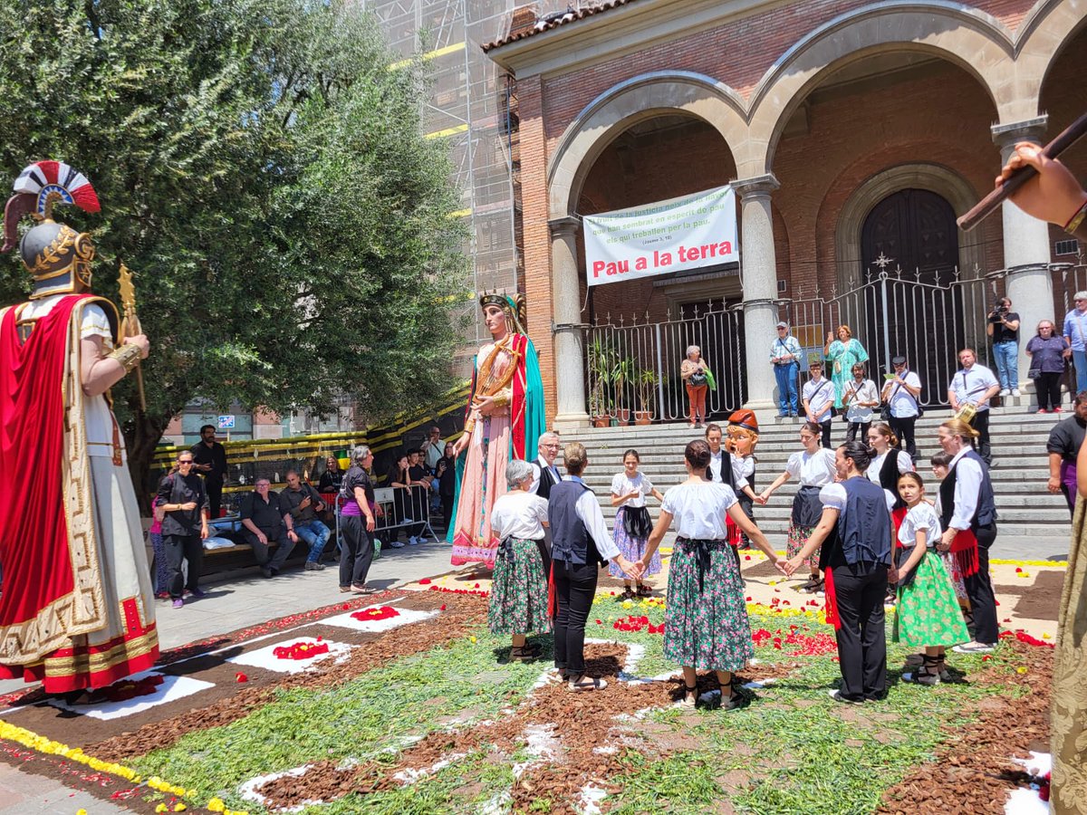 ✅️RECUPEREM TRADICIONS
Bona feina de la Coordinadora de colles geganteres i totes les entitats q han col•laborat.
🌺Califa, ofrenda i balls.
📆Corpus 2024 #LH