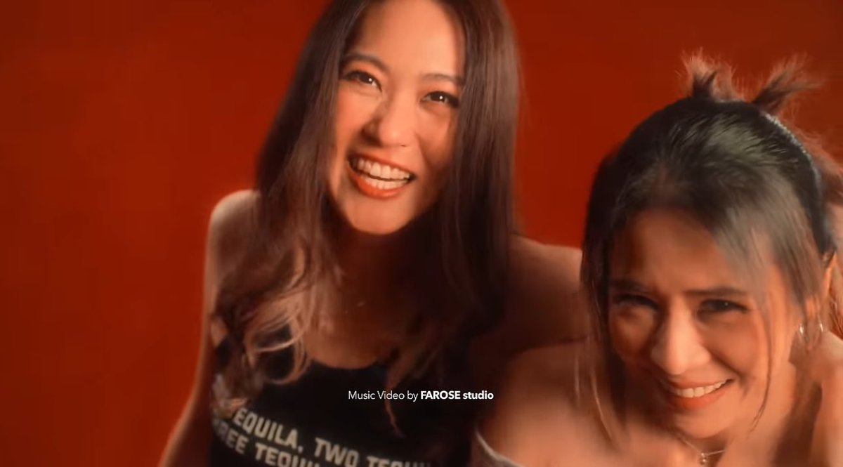 iconnnz's tweet photo. ทุกคนไปดู พระดลกับชีโห ด่วน!!!

เพลงน่ารักจากงาน #faratalk ได้ตำนาน 2 สาว TK มาร้องให้ คิดถึงมากกกก แถมเอ็มวียังได้พี่ปั๊บมาเล่นคู่กับดาราสาวผมยาวประบ่าด้วย น่ารักมาก 🥹🫶🏻 กลับไทยในรอบ 16 ปีพี่ต่อได้ทำหมดแล้วอะ ทั้งเป็นนางเอกเอ็มวี เป็นแขกรับเชิญงานทอล์ก เหลือแค่ทำบัตรประชาชนแล้ว https://t.co/vMLbmxSENq
