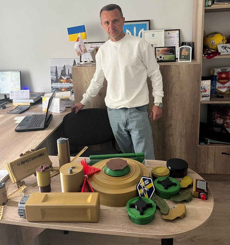 emsi_eman's tweet photo. I ask @WildbeesSweden to print models of mines for my friend, the director of the sports school in Yavoriv. I delivered them last month. Photos from first presentations for children. Bravo 🦾🐝🤗 🇸🇪🇵🇱🤝🇺🇦
#WildBees https://t.co/0NIcsRIb1M