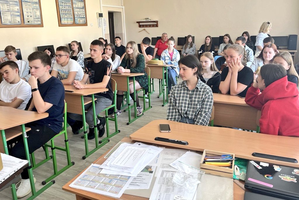 emsi_eman's tweet photo. I ask @WildbeesSweden to print models of mines for my friend, the director of the sports school in Yavoriv. I delivered them last month. Photos from first presentations for children. Bravo 🦾🐝🤗 🇸🇪🇵🇱🤝🇺🇦
#WildBees https://t.co/0NIcsRIb1M