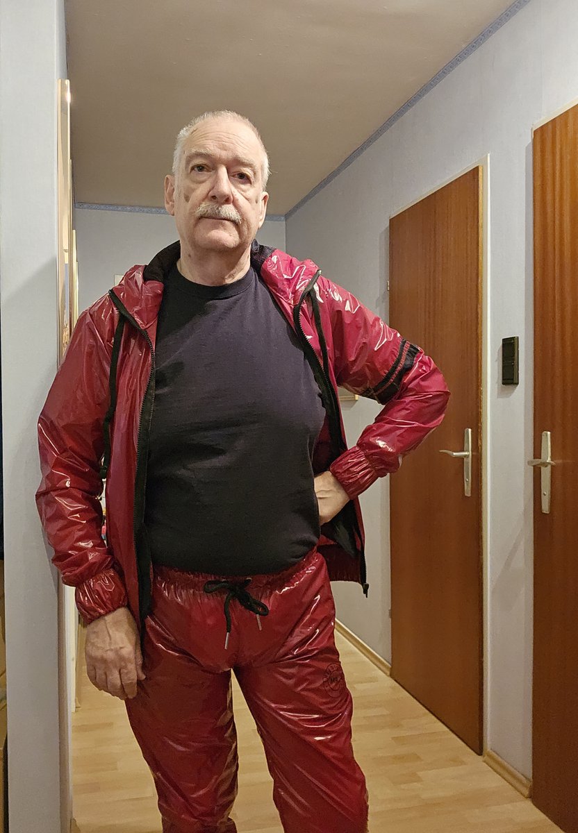 Austrianbondage's tweet photo. Mein neuer Nylon Trainingsanzug von @MrRiegillio - My new nylon tracksuit from @MrRiegillio https://t.co/bkxLtQ0lpk