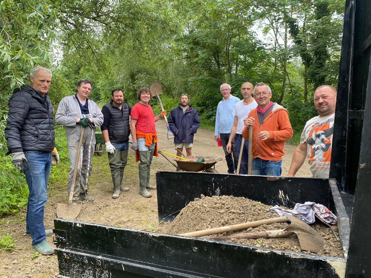 Aujourd'hui, l'association la Galiotte a mobilisé ses adhérents pour remettre en état le chemin départemental parsemé de cratères...