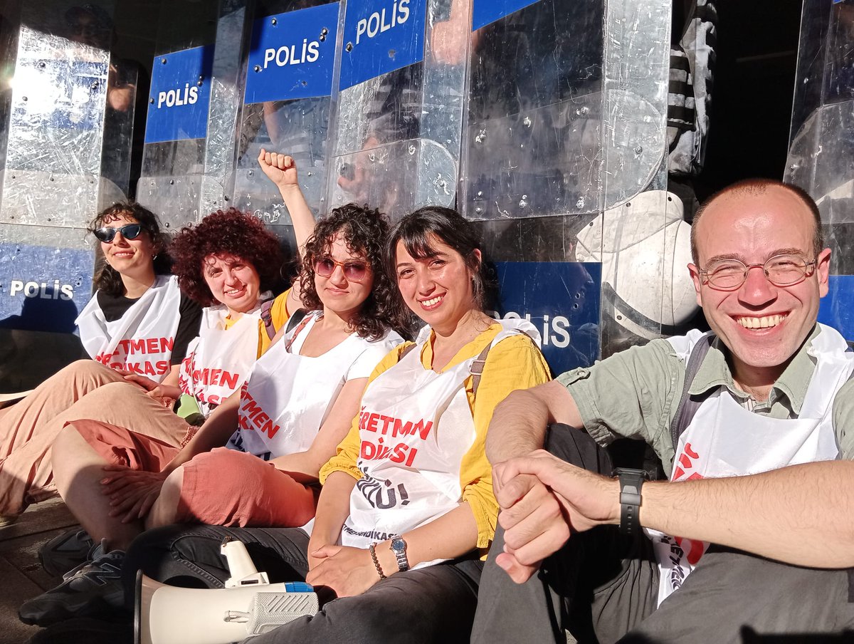 eren_edebali's tweet photo. "Biz sesimizi kendimizin ve tüm insanların iyiliği için yükseltmek istiyoruz."
#EğitimNöbetindeyiz https://t.co/Xpyi4FCmzi