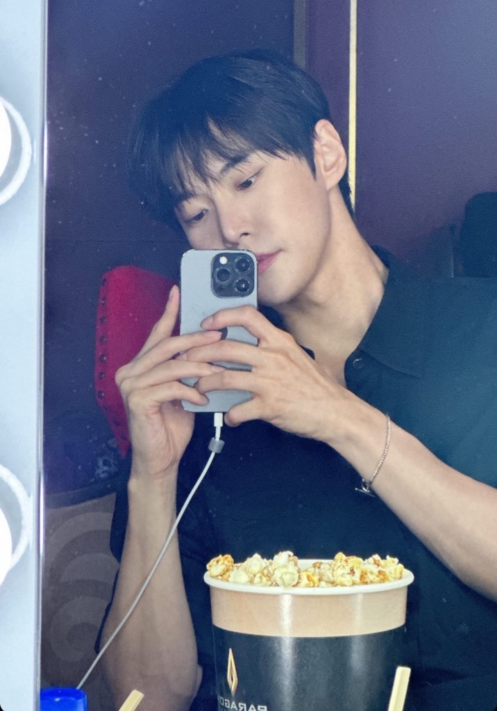 invernoforu's tweet photo. 올블랙 입을 때 마다 너무너무 남자 같아서 정신이 혼미함
 ㄴ원래 남ㅈ
   ㄴ가라고 https://t.co/BnZ5l3FoV2